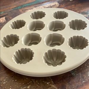 Pampered Chef silicone flower mold